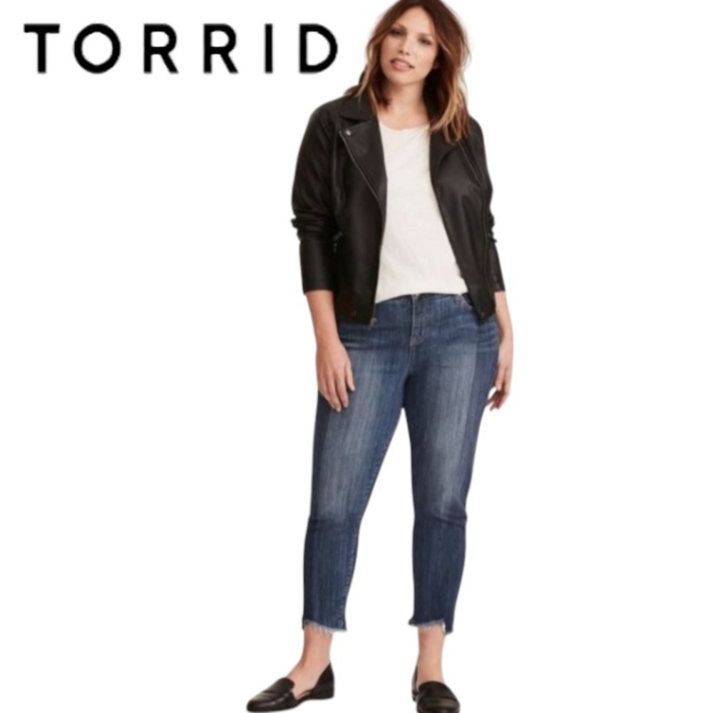 TORRID 26R Girlfriend Jean - Frayed Light Wash